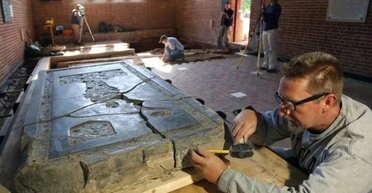 Окаменелости раскрыли секрет: как исследование надгробия рыцаря перевернуло все с ног на голову