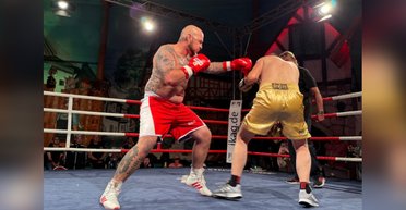 Боксеры сражались за титул самой старой колбаски: кулачный бой решил столетний спор (фото)