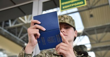 Правительство отменило ограничения на выезд для части женщин-чиновниц: кто может пересекать границу