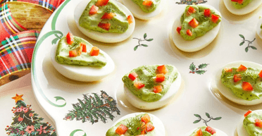 Святкові закуски: фаршировані яйця з прянощами та маринованими огірками