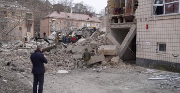 Без окон и дверей: в сети показали первые секунды после атаки ВС РФ на Киев (фото, видео)