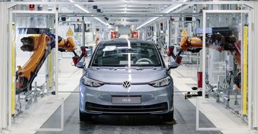 Европейские автогиганты объединятся против Tesla и китайских производителей, — СМИ