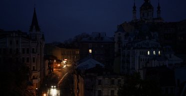 Київ без графіків, Дніпро — відключення по 7 годин: у ДТЕК розповіли, коли світла стане більше