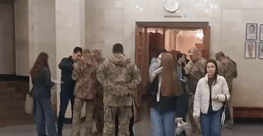 Явились в филармонию: ТЦК и полиция пришли на концерт комика Антона Тимошенко (видео)