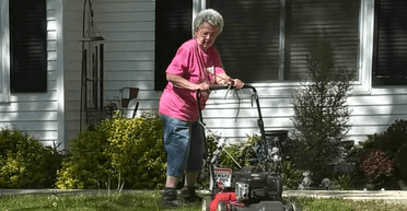 83-летняя бабуля покорила интернет своей "униформой": что она носит (фото)