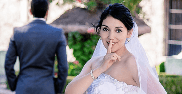 Актеры вместо гостей: женщина, в тайне от мужа, вышла замуж за троих мужчин ради денег