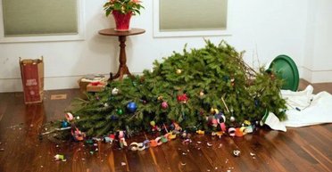 Запідозрила в зраді: дівчина побила хлопця прикрашеною новорічною ялинкою (фото)