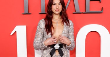 Дуа Ліпа в шикарній сукні Chanel вийшла на червону доріжку Time 100 у Нью-Йорку (фото)