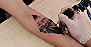 "Просто не делай этого": эксперт назвал 5 тату, о которых человек потом пожалеет (видео)