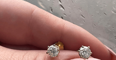 Женщина купила дешевые серьги с камнями: реальная цена украшений ошарашила ее (фото)