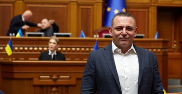 Нардеп привітав російською "братців" з 9 травня: Безугла пригрозила йому СБУ (скриншоти)