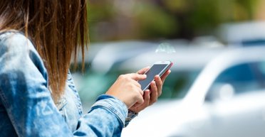 "Поджарят" камеру смартфона: почему нельзя снимать некоторые автомобили (видео)