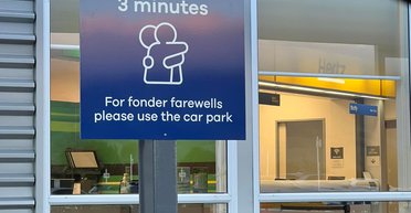 "Три минуты на объятия": аэропорт в Новой Зеландии ввел лимит на долгие прощания