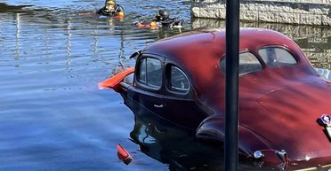 Не поставили на ручник: коллекционное американское авто утопили во время фотосессии