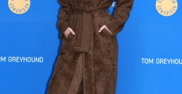 Джіджі Хадід у шикарному пальті з'явилася на відкритті свого магазину в Сеулі (фото, відео)