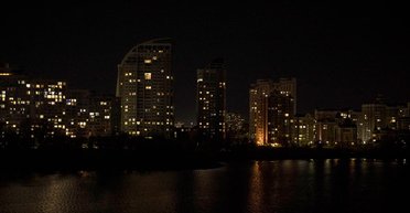Блэкаут после "ярких вспышек": в части Киеве отсутствует свет и водоснабжение, детали