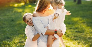 Опікуни в Україні можуть отримати виплати на дітей: які правила надання допомоги