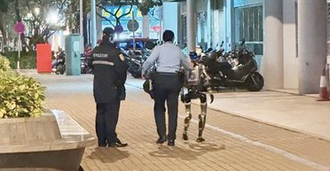 В Китае полиция арестовала человекоподобного робота: он напугал женщину на улице (фото)