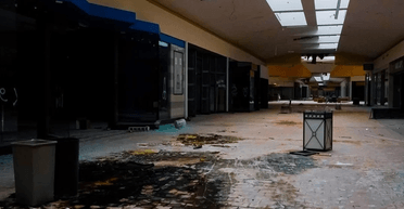 Время остановилось здесь в 2022-м: что скрывает заброшенный торговый центр (фото)