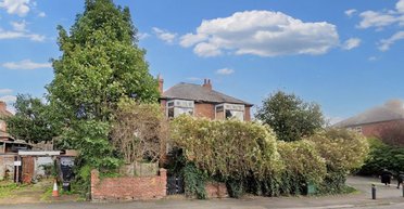 В 100 тысяч раз дороже: британцы шокированы продажей дома с хламом и плесенью (фото)