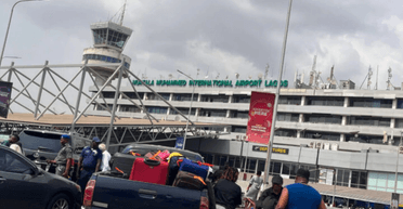 Прибули військові: незадоволені пасажири почали громити аеропорт через скасування рейсу (відео)