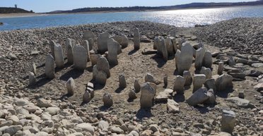 Помогла засуха. В Испании из пучины речной поднялся близкий родственник Стоунхенджа (фото)