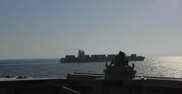 Получило пробоину: США взяли на абордаж иранское судно в Ормузском проливе (видео)
