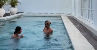 Дівчата орендували приватну віллу, а вранці помітили нежданого гостя в басейні (фото)