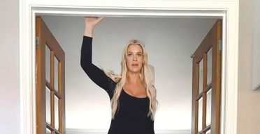 Жінка усе життя ненавиділа свій зріст, а тепер завдяки цьому заробила $600 тисяч (фото)