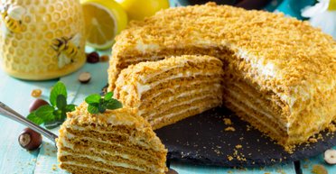 Медовик с кремом на сгущенном молоке: рецепт вкусного торта