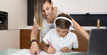 Мама проконтролировала, как сын лично писал эссе в школу: за что учитель поставит оценку "0"