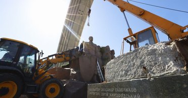 В Киеве демонтируют композицию в честь Переяславской рады (фото)