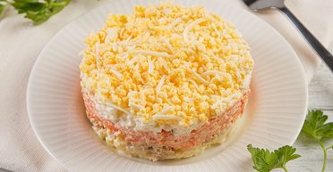 На новогодний стол 2025: рецепт салата "Мимоза" с горбушей