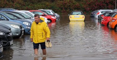 Жара, потопы и ураганы: Европа страдает от природных катаклизмов (видео)
