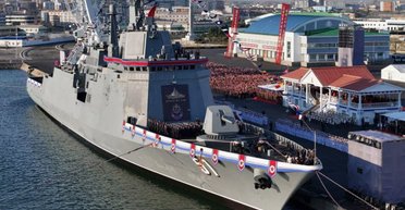 Сів на мілину: у КНДР під час спуску пошкодили новий есмінець (фото)