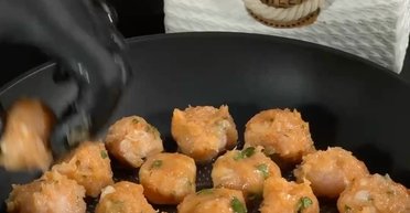 Ідеально до вечері: рецепт курячих фрикадельок у вершковому соусі