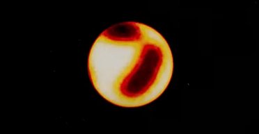 У цієї червоної гігантської зірки є плями, більші за наше Сонце (фото)