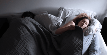 Схопив за ногу: жінка прокинулася і побачила у своєму ліжку грабіжника (відео)