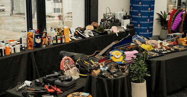 Асортимент дивує: цінні забуті в аеропорту речі продають на аукціоні (фото, відео)