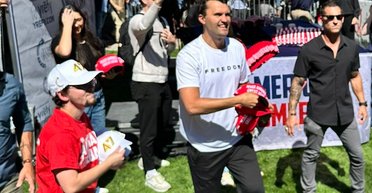 ФБР показало фото подозреваемого в убийстве Чарли Кирка, а СМИ сообщили новые подробности о пулях