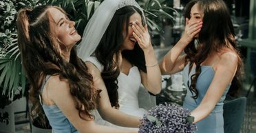 Здивувала коханого: наречена покликала колишніх дівчат нареченого стати її подружками на весіллі