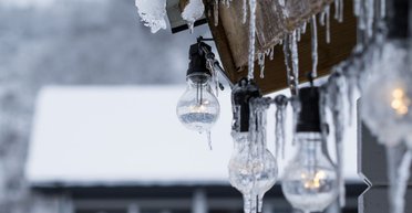 Глыба льда возле "Пьяной вишни" едва не убила пару в центре Луцка (видео)