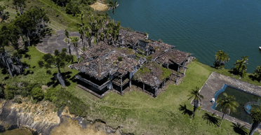 У покинутому особняку Ескобара люди шукали заховані гроші в товстих стінах (фото)