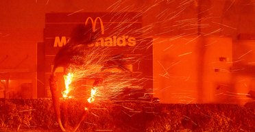 Возмутил жителей Лос-Анджелеса: миллионер предложил денег пожарным, чтобы они спасли его дом