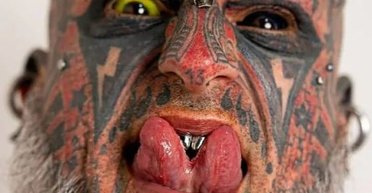 Как будто змеи ползут под кожей: "мужчина-демон" похвастался новыми имплантами (фото)