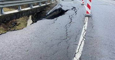 На Закарпатье вблизи курорта "Драгобрат" произошел оползень, — ОВА (фото)