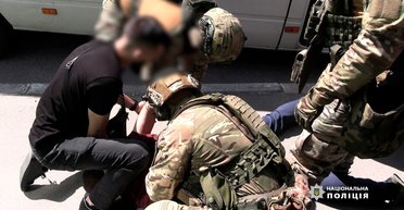 "Попросил воды": в Виннице мужчина напал на студентку и ранил ножом в шею (фото, видео)