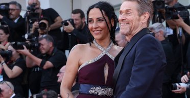 Дуже рідкісний момент: Віллем Дефо вийшов на червону доріжку зі своєю дружиною (фото)