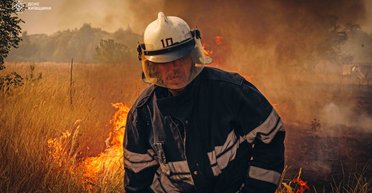 Под Киевом ГСЧС спасла целое село от масштабного пожара (фото, видео)