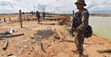 У Перу "чорні старателі" налякали ціле селище: їх прийняли за 2-метрових "інопланетян" (фото)